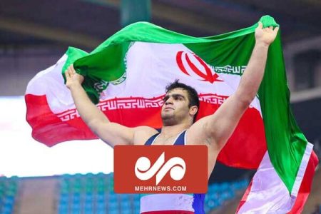 دور افتخار امین میرزازاده با پرچم مقدس ایران پس از کسب مدال
طلا