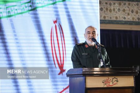 سرلشکر سلامی: تهران شهر حماسه‌ها و مدفن سیاست‌های
استکبارگران است