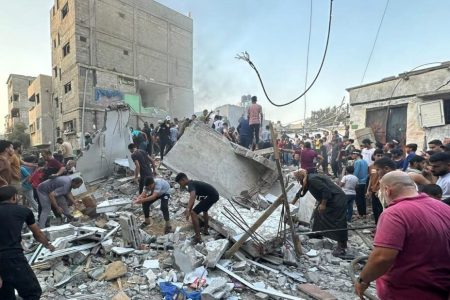 کسانی که در مقابل جنایات صهیونیست‌ها سکوت کردند شریک جرم
هستند
