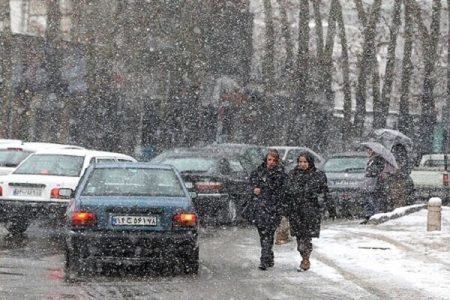یخ‌زدایی و برف‌روبی معابر/ مشکلی در تردد شهروندان وجود
ندارد
