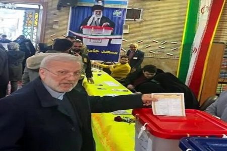 منوچهر متکی ظهر امروز آرای خود را به صندوق انداخت