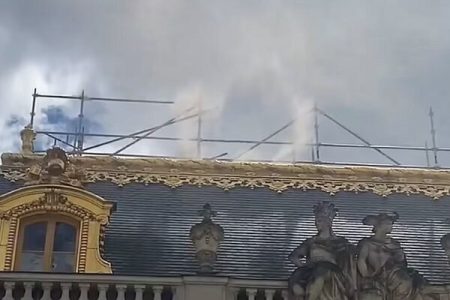 تخلیه کاخ ورسای فرانسه پس از اعلام حریق