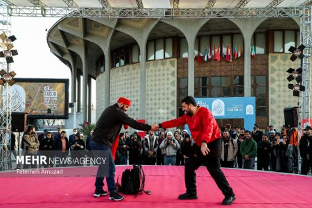 «تئاتر فجر» گرفتار در حصار فلزی؛ جشنواره دور از چشم مردم
برگزار می‌شود؟